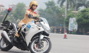 Video, ảnh: Màn biểu diễn đẹp mắt của nữ sinh Học viện Cảnh sát xinh đẹp với xe phân khối lớn