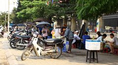 Hà Nội: Ngang nhiên tái chiếm vỉa hè, ăn cắp lòng đường, tấp nập buôn bán