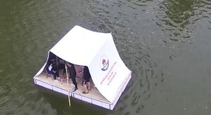 Video: Hai nam sinh Hưng Yên chế tạo giường cứu sinh cho người dân vùng lũ