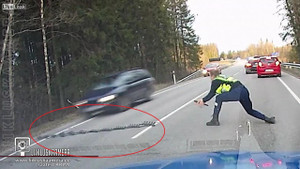 Xem cảnh sát nước ngoài bày bàn chông, tóm gọn xe vi phạm trong chớp mắt