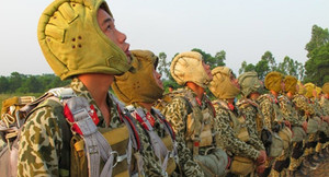 Đặc công Việt Nam luyện tập kỹ năng đổ bộ đường không