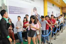 Khách hàng đến sớm để mua OPPO F3 trong ngày mở bán đầu tiên tại Viễn Thông A