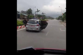 Video: Taxi 'điên' mở bung 2 cửa lao vun vút trên phố khiến nhiều người khiếp sợ