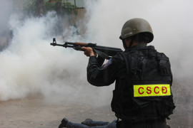 Xem màn giải cứu con tin trên máy bay của sinh viên cảnh sát