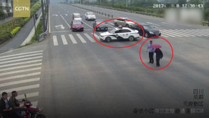 Cảnh sát đỗ xe chắn ngang giao lộ, dắt cụ ông qua đường gây 'bão' mạng