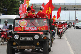 Cổ động viên nhuộm đỏ đường phố Hà Nội trận U22 Việt Nam - U20 Argentina