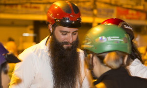 Đạo diễn ‘Kong: Skull Island’ diện trang phục giản dị phát cơm từ thiện