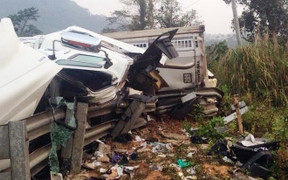 Dùng cưa máy cắt đầu xe container giải cứu 3 người trên đèo Lò Xo