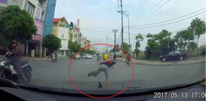 Thanh niên đầu trần vượt đèn đỏ bị ô tô tông suýt ngã sấp mặt