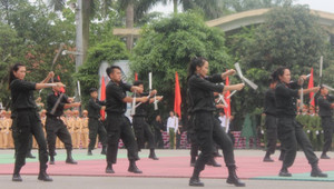 Video: Mãn nhãn màn múa côn nhị khúc điêu luyện của nữ cảnh sát đặc nhiệm