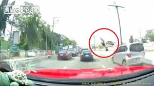 Vừa nghe điện thoại vừa sang đường, người phụ nữ bị ô tô tông bay người