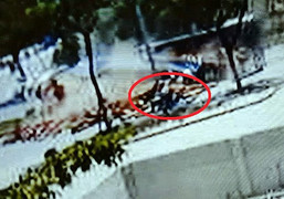 Container gỗ bị lật, người đàn ông đi xe máy thoát chết trong gang tấc