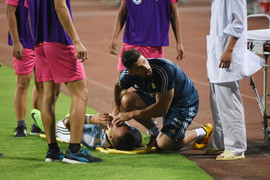 Nhân viên y tế Việt Nam đi dép tổ ong phục vụ trận đấu bạc tỷ U22 Việt Nam vs U20 Argentina