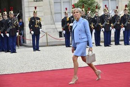 Bộ đồ đi mượn của Đệ nhất phu nhân Pháp trong ngày chồng nhậm chức làm cả thế giới kinh ngạc