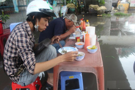 Mưa lớn hơn 2 tiếng, dân Sài Gòn ăn trưa giữa biển nước