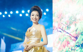 Phạm Thu Hà lộng lẫy trên sân khấu đất Cảng