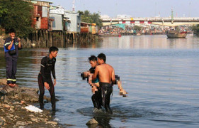 Rủ nhau tắm biển, 2 học sinh chết đuối và mất tích
