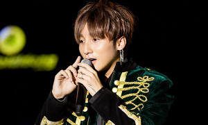 Sơn Tùng M-TP đẹp trai như hoàng tử, cháy hết mình cùng hàng nghìn khán giả