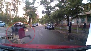 Tài xế bóp còi khiến một phụ nữ giật mình 'vồ ếch'