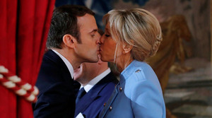 Tổng thống Pháp hôn vợ ngọt ngào sau khi tuyên thệ nhậm chức