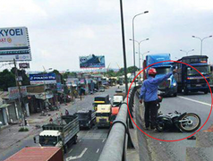 Cụ ông 60 tuổi bị ô tô hất văng khỏi cầu vượt cao 10 m