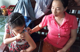 Bé gái bị kẻ lạ đâm vật nhọn vào người: Loại trừ khả năng tiêm thuốc độc để bắt cóc