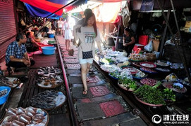 Khu chợ tấp nập, tàu hỏa đến lại vác rổ rá chạy tán loạn