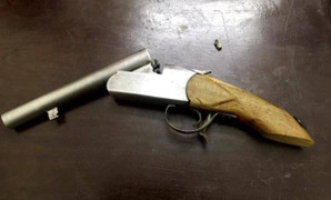 Côn đồ đất Cảng hung hãn xông vào nhà tấn công, rút súng bắn người