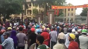 Linh mục Nguyễn Đình Thục kích động đám đông gây rối trước cổng CA huyện Diễn Châu