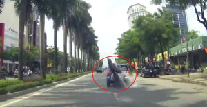 Ô tô chuyển làn đột ngột, xe máy chở gạo tông bẹp đuôi