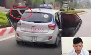 Tài xế taxi mở tung 2 cánh cửa lao vun vút trên đường: 'Nguy hiểm nhưng không còn cách nào khác'