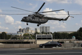 Video: Trực thăng quân sự Nga bay sát nóc ô tô gây sốc