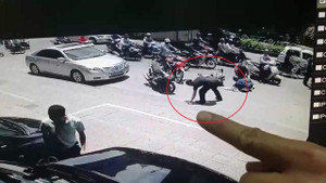 Lấy cắp điện thoại của người phụ nữ bị tai nạn khiến dân mạng phẫn nộ