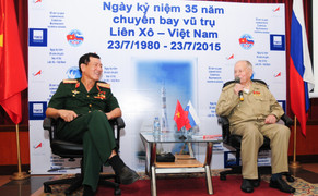 Hình ảnh phi hành gia Liên Xô Gorbatko hội ngộ Anh hùng Phạm Tuân sau 35 năm cùng bay vào vũ trụ