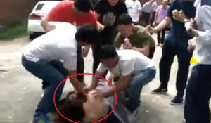 Hàng loạt thanh niên thản nhiên sàm sỡ phù dâu gây phẫn nộ