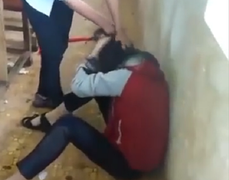 Nữ sinh bị bạn đánh hội đồng ngay trong lớp học vì ghen tuông