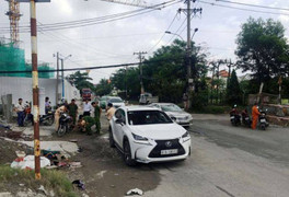 Người dân nâng đầu ô tô cứu người phụ nữ mắc kẹt dưới gầm xe