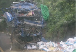 Xe chở cám đâm vào vách núi, 3 người thương vong