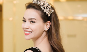 Hồ Ngọc Hà diện đầm ôm sát, xuất hiện rạng rỡ tại sự kiện