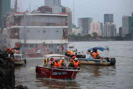 Làm gì khi 2 tàu chở hàng trăm khách đâm nhau, cháy dữ dội trên sông Sài Gòn?