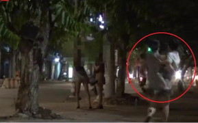 Phụ nữ bế con hốt hoảng chạy nhanh qua lãnh địa của gái bán dâm