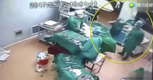 Đang phẫu thuật, bác sĩ nổi đóa đấm gục y tá