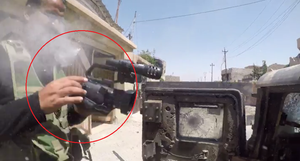 Lính bắn tỉa IS nã đạn trúng camera, phóng viên thoát chết trong gang tấc