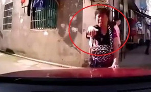 Tài xế lùi xe liên tục vẫn không thoát khỏi 'bà cô' ăn vạ