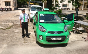Bị côn đồ cầm dao khống chế, tài xế taxi 'tung đòn hiểm' thoát thân