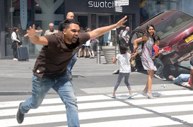 Ảnh: Xe 'điên' lao vào đám đông ở Quảng trường Thời đại, hàng chục người thương vong