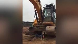 Video: Người đàn ông tay không nâng máy xúc nặng 30 tấn gây sốc