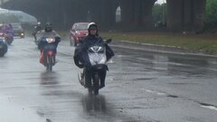 Video: Hà Nội khác lạ trước hiện tượng mưa rét giữa mùa hè