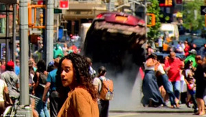 Video: Khoảnh khắc kinh hãi xe điên lao vào đám đông ở Quảng trường Thời đại