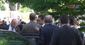 Video: Tổng thống Thổ Nhĩ Kỳ lặng lẽ đứng nhìn vệ sỹ đánh người biểu tình